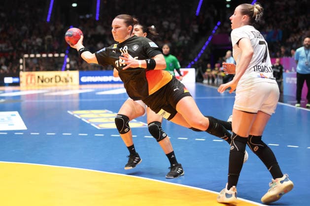 Uruguay - Deutschland, IHF Handball-WM der Frauen Mareike Thomaier (Deutschland, 10) findet die Lücke zwischen Viviana Ferrari Lorence (Uruguay, 10) und Catalina Tournier Lapetina (Uruguay, 7). Vorrundenspiel der Handball-WM der Frauen zwischen Uruguay und Deutschland am 28. November 2025 in der Porsche-Arena in Stuttgart., Stuttgart Baden-Württemberg Deutschland Porsche-Arena