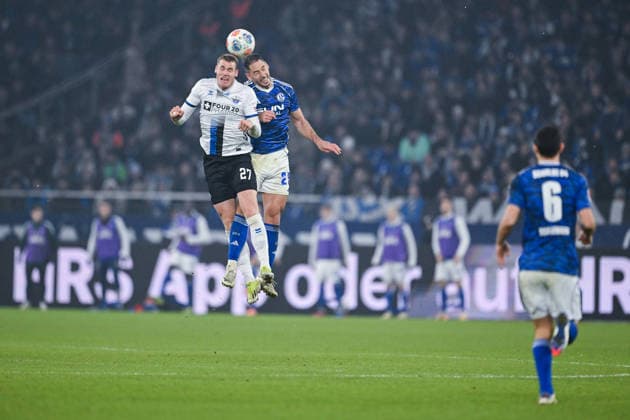 28.11.2025, Fussball, 2. Bundesliga, Saison 2025 2026, 14. Spieltag, FC Schalke 04 - SC Paderborn, Steffen Tigges (SC Paderborn 07), Nikola Katic (FC Schalke 04) xRHR-FOTO YYx Copyright: KROEGER RHR-FOTOx RHR-FOTO YY