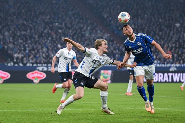 28.11.2025, Fussball, 2. Bundesliga, Saison 2025 2026, 14. Spieltag, FC Schalke 04 - SC Paderborn,Mattes Hansen (SC Paderborn 07), Hasan Kurucay (FC Schalke 04) xRHR-FOTO YYx Copyright: KROEGER RHR-FOTOx RHR-FOTO YY
