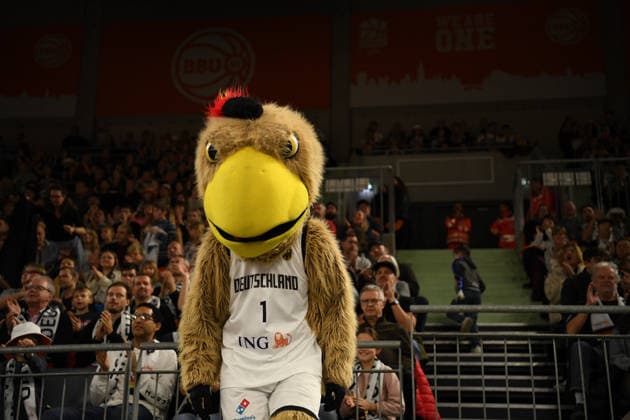 Das Deutsche Maskottchen Arnold in Aktion beim Basketball WM Qualifikationsspiel Deutschland gegen Israel am 28.11.2025 in Neu-Ulm. Neu Ulm ratiopharm arena Bayern Deutschland