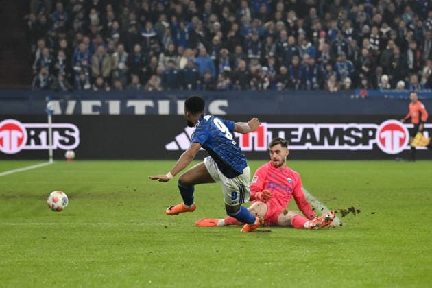 Der Treffer von Moussa Sylla (FC Schalke 04) wird wegenh einer Abseitsstelluzng nicht anerkannt 28.11.2025, Fussball 2. Bundesliga, Saison 2025 2026, 14. Spieltag, FC Schalke 04 - SC Paderborn DFL regulations prohibit any use of photographs as image sequences and or quasi-video Gelsenkirchen Veltins Arena Nordrhein Westfalen Deutschland