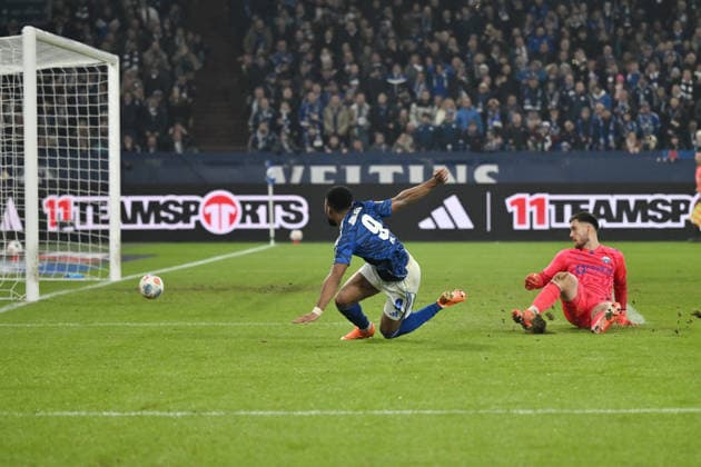 Der Treffer von Moussa Sylla (FC Schalke 04) wird wegenh einer Abseitsstelluzng nicht anerkannt 28.11.2025, Fussball 2. Bundesliga, Saison 2025 2026, 14. Spieltag, FC Schalke 04 - SC Paderborn DFL regulations prohibit any use of photographs as image sequences and or quasi-video Gelsenkirchen Veltins Arena Nordrhein Westfalen Deutschland *** Moussa Sylla FC Schalke 04s goal is disallowed for offside 28 11 2025, Fußball 2 Bundesliga, Saison 2025 2026, 14 Spieltag, FC Schalke 04 SC Paderborn DFL regulations prohibit any use of photographs as image sequences and or quasi video Gelsenkirchen Veltins Arena Nordrhein Westfalen Germany Team2
