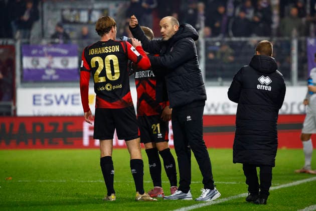 28.11.2025, xavx, Fussball 3.Liga, SV Wehen Wiesbaden - Erzgebirge Aue v.l. Trainer Daniel Scherning (SV Wehen Wiesbaden) gibt Anweisungen, gestikuliert, mit den Armen gestikulieren, gives instructions, gesticulate. (DFL DFB REGULATIONS PROHIBIT ANY USE OF PHOTOGRAPHS as IMAGE SEQUENCES and or QUASI-VIDEO) Wiesbaden