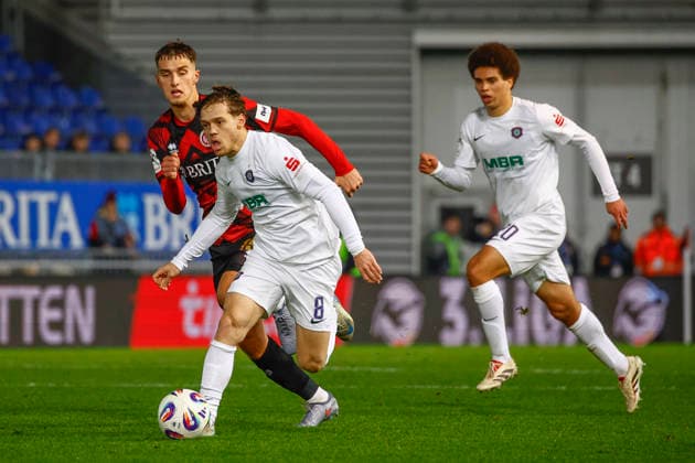 28.11.2025, xavx, Fussball 3.Liga, SV Wehen Wiesbaden - Erzgebirge Aue v.l. Justin Janitzek (SV Wehen Wiesbaden), Mika Clausen (FC Erzgebirge Aue), Jonah Fabisch (FC Erzgebirge Aue) (DFL DFB REGULATIONS PROHIBIT ANY USE OF PHOTOGRAPHS as IMAGE SEQUENCES and or QUASI-VIDEO) Wiesbaden