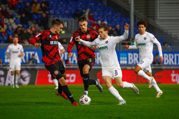 28.11.2025, xavx, Fussball 3.Liga, SV Wehen Wiesbaden - Erzgebirge Aue v.l. Gino Fechner (SV Wehen Wiesbaden), Justin Janitzek (SV Wehen Wiesbaden), Mika Clausen (FC Erzgebirge Aue) (DFL DFB REGULATIONS PROHIBIT ANY USE OF PHOTOGRAPHS as IMAGE SEQUENCES and or QUASI-VIDEO) Wiesbaden