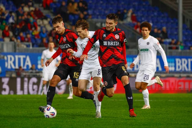 28.11.2025, xavx, Fussball 3.Liga, SV Wehen Wiesbaden - Erzgebirge Aue v.l. Gino Fechner (SV Wehen Wiesbaden), Justin Janitzek (SV Wehen Wiesbaden), Mika Clausen (FC Erzgebirge Aue) (DFL DFB REGULATIONS PROHIBIT ANY USE OF PHOTOGRAPHS as IMAGE SEQUENCES and or QUASI-VIDEO) Wiesbaden