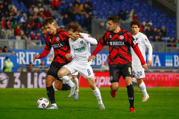 28.11.2025, xavx, Fussball 3.Liga, SV Wehen Wiesbaden - Erzgebirge Aue v.l. Gino Fechner (SV Wehen Wiesbaden), Justin Janitzek (SV Wehen Wiesbaden), Mika Clausen (FC Erzgebirge Aue) (DFL DFB REGULATIONS PROHIBIT ANY USE OF PHOTOGRAPHS as IMAGE SEQUENCES and or QUASI-VIDEO) Wiesbaden