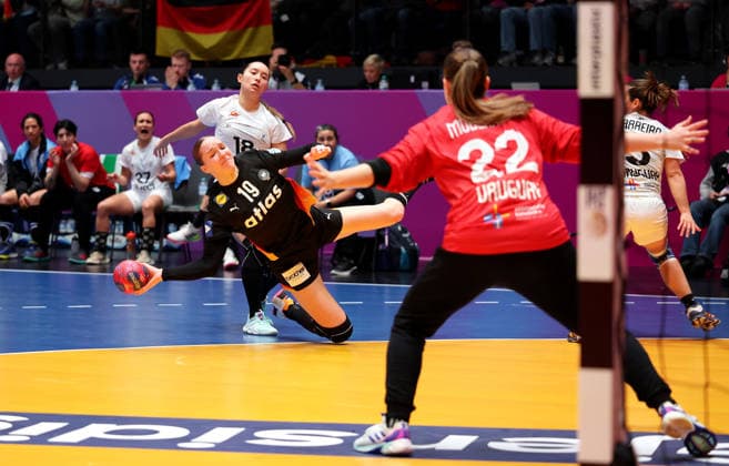 28.11.2025, Deutschland, Stuttgart, F27th IHF WomenÂ s World Championship, WM, Weltmeisterschaft 2025, Uruguay vs. Deutschland, v.l. Nieke Kühne (GER), Augustina Modernell Amodio (URY)