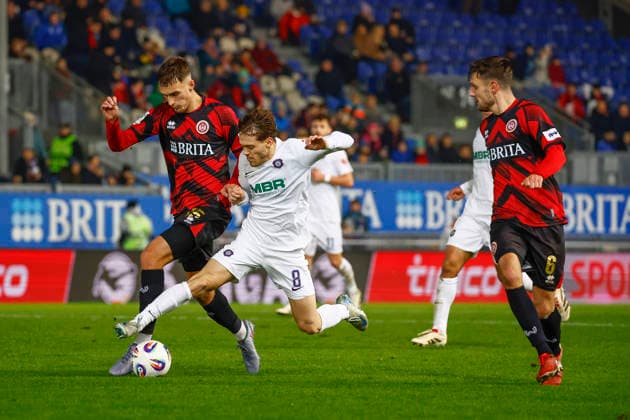 28.11.2025, xavx, Fussball 3.Liga, SV Wehen Wiesbaden - Erzgebirge Aue v.l. Justin Janitzek (SV Wehen Wiesbaden), Mika Clausen (FC Erzgebirge Aue) (DFL DFB REGULATIONS PROHIBIT ANY USE OF PHOTOGRAPHS as IMAGE SEQUENCES and or QUASI-VIDEO) Wiesbaden