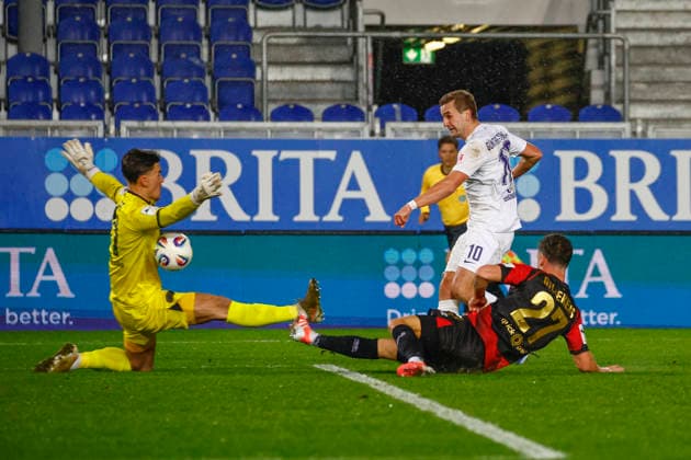 28.11.2025, xavx, Fussball 3.Liga, SV Wehen Wiesbaden - Erzgebirge Aue v.l. Torchance Julian Günther-Schmidt (FC Erzgebirge Aue). Torwart Noah Brdar (SV Wehen Wiesbaden) klärt, hält den Ball (DFL DFB REGULATIONS PROHIBIT ANY USE OF PHOTOGRAPHS as IMAGE SEQUENCES and or QUASI-VIDEO) Wiesbaden