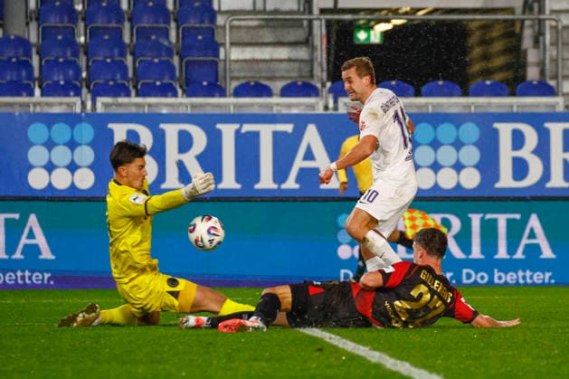 28.11.2025, xavx, Fussball 3.Liga, SV Wehen Wiesbaden - Erzgebirge Aue v.l. Torchance Julian Günther-Schmidt (FC Erzgebirge Aue). Torwart Noah Brdar (SV Wehen Wiesbaden) klärt, hält den Ball (DFL DFB REGULATIONS PROHIBIT ANY USE OF PHOTOGRAPHS as IMAGE SEQUENCES and or QUASI-VIDEO) Wiesbaden
