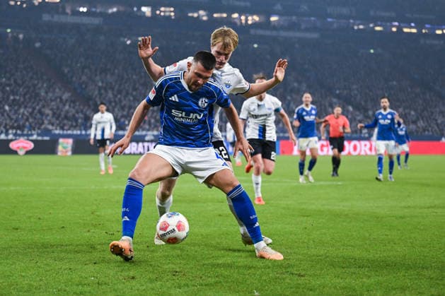 28.11.2025, Fussball, 2. Bundesliga, Saison 2025 2026, 14. Spieltag, FC Schalke 04 - SC Paderborn,Mattes Hansen (SC Paderborn 07), Hasan Kurucay (FC Schalke 04) xRHR-FOTO YYx Copyright: KROEGER RHR-FOTOx RHR-FOTO YY