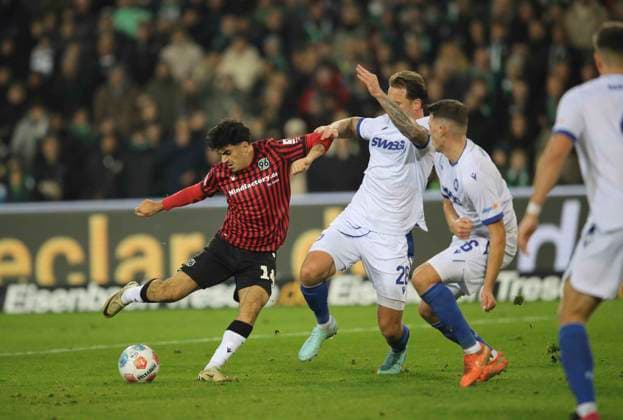 Foto : Torschuss von Husseyn CHAKROUN (H 96) zum 1-0 ( rechts Marcel Franke , KSC ) Fussball 2. Liga , 14. Spieltag am Fr. 28.11.2025 Hannover 96 - Karlsruher SC