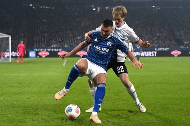 Hasan Kurucay (FC Schalke 04) und Mattes Hansen (SC Paderborn 07) im Zweikampf waehrend des Spiels der 2. Bundesliga zwischen FC Schalke 04 und SC Paderborn 07, Veltins-Arena am 28. November 2025 in Gelsenkirchen, Deutschland. (Foto von Ralf Treese DeFodi Images) +++ Hasan Kurucay (FC Schalke 04) und Mattes Hansen (SC Paderborn 07) battle for the ball during the 2. Bundesliga match between FC Schalke 04 and SC Paderborn 07 at Veltins-Arena on November 28, 2025 in Gelsenkirchen, Germany. (Photo by Ralf Treese DeFodi Images) (Photo by Ralf Treese DeFodi Images)