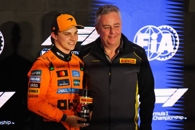 Mario Isola uebergibt Pirelli Pole Position Award an Oscar Piastri (McLaren Formula 1 Team, 81), Parc Ferme, Sprint Qualifying, QAT, Formel 1 Weltmeisterschaft, Qatar Grand Prix, Doha, Lusail, Lusail International Circuit, Friday, 28.11.2025 QTR, Formel 1 Weltmeisterschaft, Qatar Grand Prix, Doha, Lusail, Lusail International Circuit, Friday, 28.11.2025 Doha Copyright: xEibner-Pressefoto AnnikaxGrafx EP_AGF