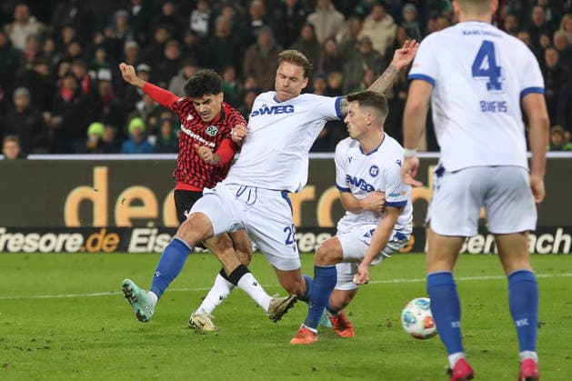28.11.2025, xtgx, Fussball - 2.Bundesliga Hannover 96 - Karlsruher SC emspor, v.l. Tor zum 1:0 durch Husseyn Chakroun (Hannover, 14) (DFL DFB REGULATIONS PROHIBIT ANY USE OF PHOTOGRAPHS as IMAGE SEQUENCES and or QUASI-VIDEO) Hannover