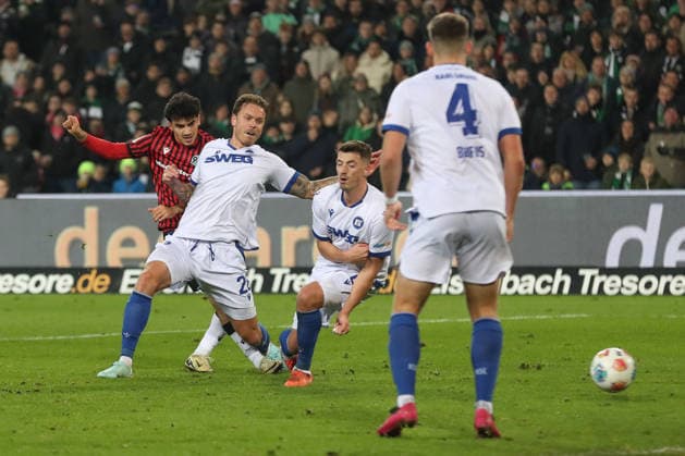 28.11.2025, xtgx, Fussball - 2.Bundesliga Hannover 96 - Karlsruher SC emspor, v.l. (DFL DFB REGULATIONS PROHIBIT ANY USE OF PHOTOGRAPHS as IMAGE SEQUENCES and or QUASI-VIDEO) Hannover