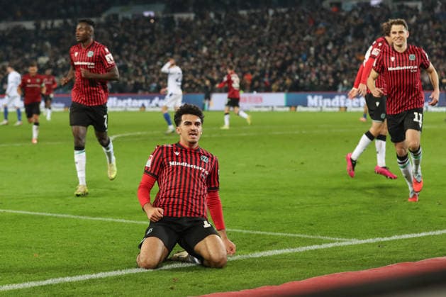 28.11.2025, xtgx, Fussball - 2.Bundesliga Hannover 96 - Karlsruher SC emspor, v.l. Jubel nach dem 1:0 durch Husseyn Chakroun (Hannover, 14) (DFL DFB REGULATIONS PROHIBIT ANY USE OF PHOTOGRAPHS as IMAGE SEQUENCES and or QUASI-VIDEO) Hannover