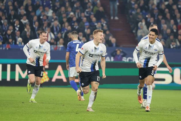 Die Spieler vom SC Paderborn freuen sich über das Tor zum 0:1 durch Laurin Curda (SC Paderborn 07) beim Spiel der 2. Bundesliga (Saison 2025 26) FC Schalke 04 - SC Paderborn 07 Copyright: Thomas Pakusch