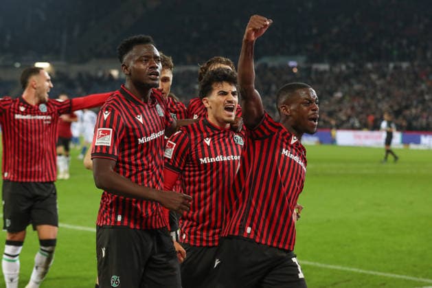 28.11.2025, xtgx, Fussball - 2.Bundesliga Hannover 96 - Karlsruher SC emspor, v.l. Jubel nach dem 1:0 durch Husseyn Chakroun (Hannover, 14) (DFL DFB REGULATIONS PROHIBIT ANY USE OF PHOTOGRAPHS as IMAGE SEQUENCES and or QUASI-VIDEO) Hannover