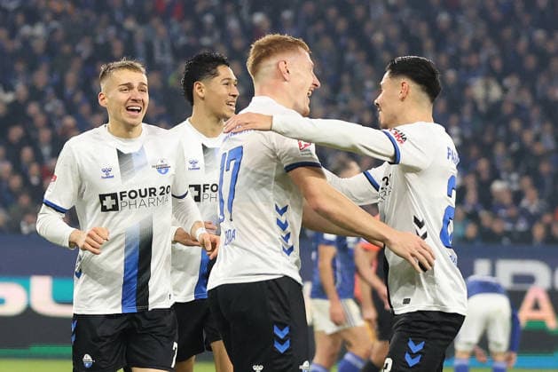Die Spieler vom SC Paderborn freuen sich über das Tor zum 0:1 durch Laurin Curda (SC Paderborn 07) beim Spiel der 2. Bundesliga (Saison 2025 26) FC Schalke 04 - SC Paderborn 07 Copyright: Thomas Pakusch