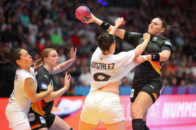 Uruguay - Deutschland, IHF Handball-WM der Frauen Mareike Thomaier (Deutschland, 10) gegen Rosina Gonzalez Majo (Uruguay, 9). Vorrundenspiel der Handball-WM der Frauen zwischen Uruguay und Deutschland am 28. November 2025 in der Porsche-Arena in Stuttgart., Stuttgart Baden-Württemberg Deutschland Porsche-Arena