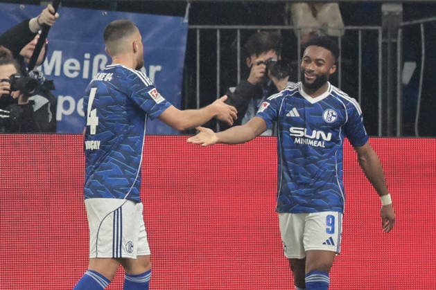 Die Spieler vom FC Schalke 04 freuen sich über das Tor zum 1:1 durch Kenan Karaman (FC Schalke 04) beim Spiel der 2. Bundesliga (Saison 2025 26) FC Schalke 04 - SC Paderborn 07 Copyright: Thomas Pakusch