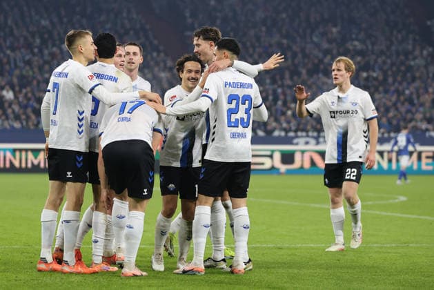 Die Spieler vom SC Paderborn freuen sich über das Tor zum 0:1 durch Laurin Curda (SC Paderborn 07) beim Spiel der 2. Bundesliga (Saison 2025 26) FC Schalke 04 - SC Paderborn 07 Copyright: Thomas Pakusch