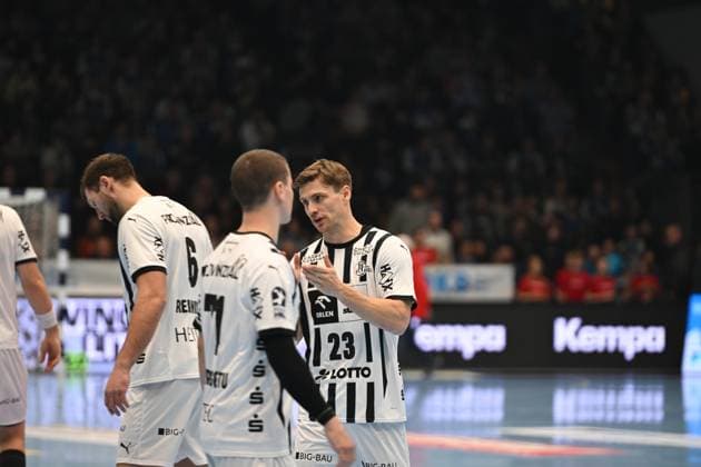 RECORD DATE NOT STATED Rune Dahmke (34; THW Kiel) und Harald Reinkind (6; THW Kiel) im Gespräch auf dem Spielfeld Gespräch zwischen Rune Dahmke (34; THW Kiel) und Harald Reinkind (6; THW Kiel) Copyright: xspeedshotIPTCxTESTx