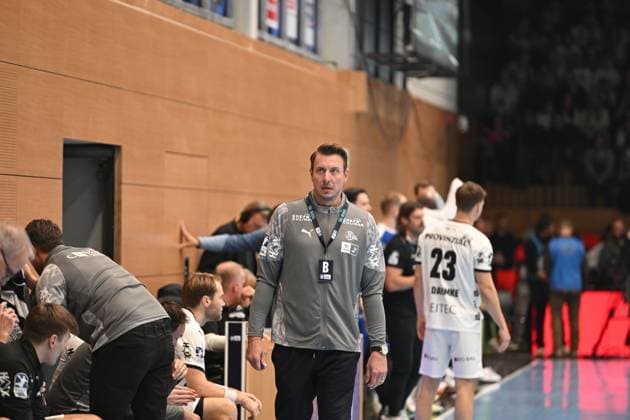 RECORD DATE NOT STATED Filip Jícha gibt Anweisungen an sein Team am Spielfeldrand Trainer Filip Jícha gibt Anweisungen Copyright: xspeedshotIPTCxTESTx