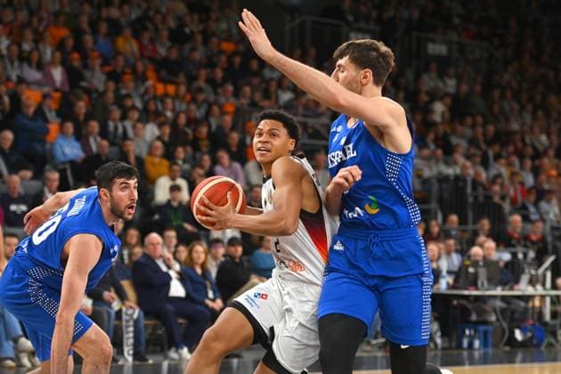 Jack Kayil (GER) , Aktion,Zweikampf. Basketball Laenderspiel WM Qualifikation Deutschland (GER) - Israel (ISR) am 28.11.2025 rtiopharm Arena Neu-Ulm