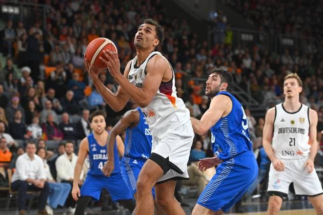 Oscar DA SILVA (GER) , Aktion,Zweikampf gegen Yovel Zoosman (ISR) Basketball Laenderspiel WM Qualifikation Deutschland (GER) - Israel (ISR) am 28.11.2025 rtiopharm Arena Neu-Ulm