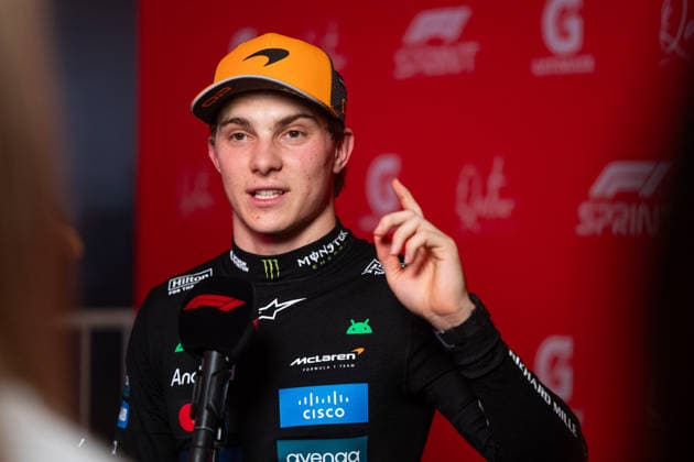 Oscar Piastri (McLaren Formula 1 Team, Australien, 81) lacht zufrieden ueber die Sprint Pole Position, QTR, Formel 1 Weltmeisterschaft, Qatar Grand Prix, Lusail International Circuit, Sprint Qualifying, 28.11.2025 QTR, Formel 1 Weltmeisterschaft, Qatar Grand Prix, Lusail International Circuit, Sprint Qualifying, 28.11.2025 Lusail Copyright: xEibner-Pressefoto Memmlerx EP_MMR