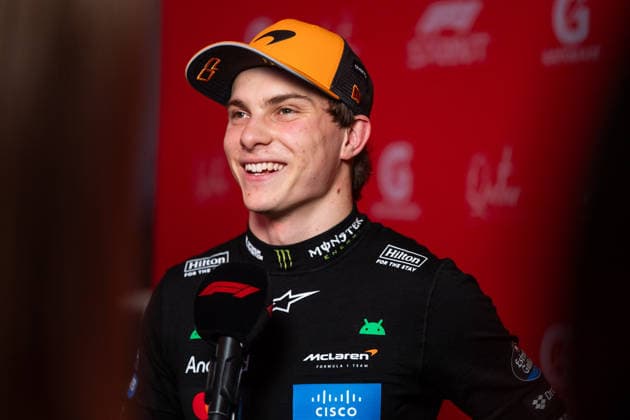 Oscar Piastri (McLaren Formula 1 Team, Australien, 81) lacht zufrieden ueber die Sprint Pole Position, QTR, Formel 1 Weltmeisterschaft, Qatar Grand Prix, Lusail International Circuit, Sprint Qualifying, 28.11.2025 QTR, Formel 1 Weltmeisterschaft, Qatar Grand Prix, Lusail International Circuit, Sprint Qualifying, 28.11.2025 Lusail Copyright: xEibner-Pressefoto Memmlerx EP_MMR