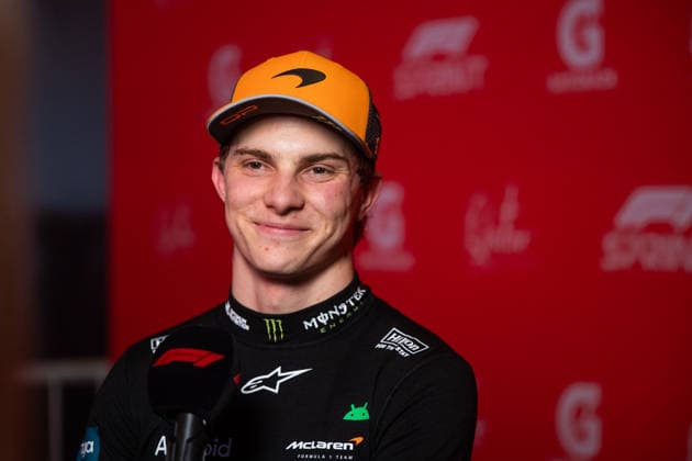 Oscar Piastri (McLaren Formula 1 Team, Australien, 81) lacht zufrieden ueber die Sprint Pole Position, QTR, Formel 1 Weltmeisterschaft, Qatar Grand Prix, Lusail International Circuit, Sprint Qualifying, 28.11.2025 QTR, Formel 1 Weltmeisterschaft, Qatar Grand Prix, Lusail International Circuit, Sprint Qualifying, 28.11.2025 Lusail Copyright: xEibner-Pressefoto Memmlerx EP_MMR