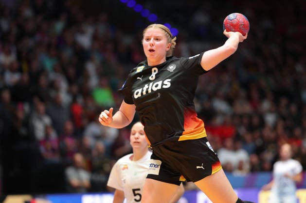 Uruguay - Deutschland, IHF Handball-WM der Frauen Nina Engel (Deutschland, 8). Vorrundenspiel der Handball-WM der Frauen zwischen Uruguay und Deutschland am 28. November 2025 in der Porsche-Arena in Stuttgart., Stuttgart Baden-Württemberg Deutschland Porsche-Arena