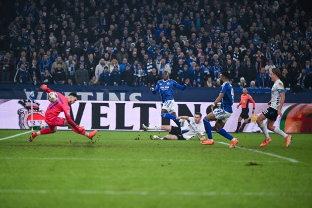 28.11.2025, Fussball, 2. Bundesliga, Saison 2025 2026, 14. Spieltag, FC Schalke 04 - SC Paderborn, Torchance Bryan Lasme (FC Schalke 04), Dennis Seimen (SC Paderborn 07) xRHR-FOTO YYx Copyright: KROEGER RHR-FOTOx RHR-FOTO YY