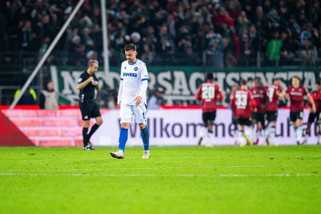 28.11.2025 - Fußball, 2025 2026, 2. Bundesliga, 14. Spieltag, Hannover 96 - Karlsruher SC: Philipp Förster (Karlsruhe) nach dem Tor zum 1:0 von Husseyn Chakroun (Hannover) DFL REGULATIONS PROHIBIT ANY USE OF PHOTOGRAPHS AS IMAGE SEQUENCES AND OR QUASI-VIDEO.
