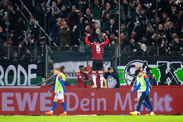 28.11.2025 - Fußball, 2025 2026, 2. Bundesliga, 14. Spieltag, Hannover 96 - Karlsruher SC: Jubel nach dem Tor zum 2:0 von Benedikt Pichler (Hannover), (M) Virgil GhiÈ›a (Hannover) auf der Werbebande DFL REGULATIONS PROHIBIT ANY USE OF PHOTOGRAPHS AS IMAGE SEQUENCES AND OR QUASI-VIDEO.