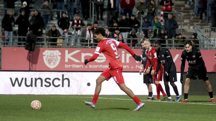 28.11.2025, xfsx, Herren, Fussball, Saison 2025 2026, Regionalliga Bayern, 20. Spieltag: FC Wuerzburger Kickers - TSV Buchbach v.li.: Jermain Nischalke (FC Wuerzburger Kickers) erzielt das Tor zum 1:0, scores the goal 1:0 im zweiten Anlauf, nachdem der verschossene Elfmeter wiedreholt wurde Wuerzburg AKON ARENA Bayern Deutschland