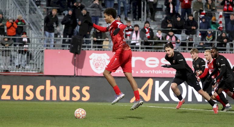 28.11.2025, xfsx, Herren, Fussball, Saison 2025 2026, Regionalliga Bayern, 20. Spieltag: FC Wuerzburger Kickers - TSV Buchbach v.li.: Jermain Nischalke (FC Wuerzburger Kickers) verschiesst den Handelfmeter, der danach aber wiederholt wurde Wuerzburg AKON ARENA Bayern Deutschland