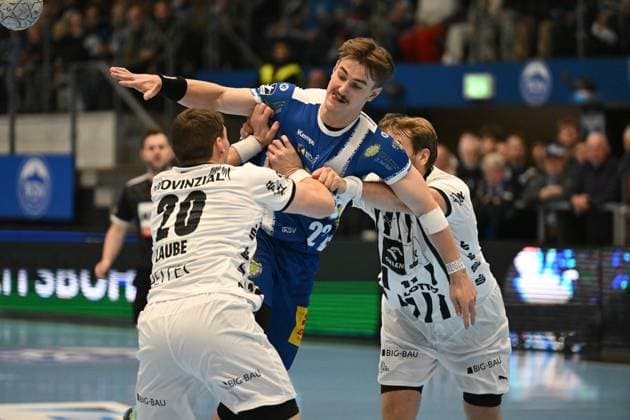 RECORD DATE NOT STATED Felix Aellen (22; ThSV Eisenach) wird von zwei Spielern von THW Kiel verteidigt Verteidigung gegen Felix Aellen (22; ThSV Eisenach) Copyright: xspeedshotIPTCxTESTx