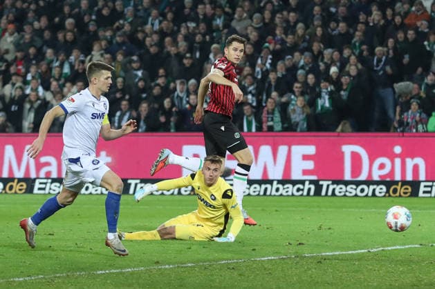28.11.2025, xtgx, Fussball - 2.Bundesliga Hannover 96 - Karlsruher SC emspor, v.l. Tor zum 2:0 durch Benedikt Pichler (Hannover, 11) (DFL DFB REGULATIONS PROHIBIT ANY USE OF PHOTOGRAPHS as IMAGE SEQUENCES and or QUASI-VIDEO) Hannover