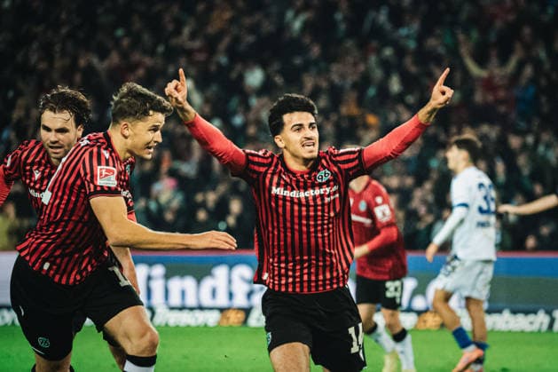 2. Bundesliga: Hannover 96 vs. Karlsruher SC, 28.11.2025 TOR, JUBEL durch Husseyn Chakroun (Hannover 96, 14) 1:0; Fußball, 2. Bundesliga, 14. Spieltag: Hannover 96 vs. Karlsruher SC am 28.11.2025 in der Heinz von Heiden Arena, Hannover DFL REGULATIONS PROHIBIT ANY USE OF PHOTOGRAPHS AS IMAGE SEQUENCES AND OR QUASI-VIDEO.