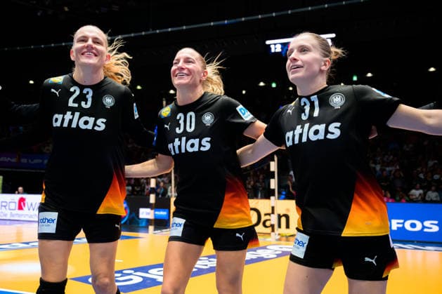 Handball, Frauen WM, Gruppe C: Uruguay - Deutschland Annika Lott (Deutschland), Jenny Behrend (Deutschland), Alexia Hauf (Deutschland) Schlussjubel Schlußjubel Emotion Freude Stuttgart Porsche Arena Baden-Württemberg Deutschland *** Handball, Womens World Championship, Group C Uruguay Germany Annika Lott Germany , Jenny Behrend Germany , Alexia Hauf Germany Final cheer Final cheer Emotion Joy Stuttgart Porsche Arena Baden Württemberg Germany
