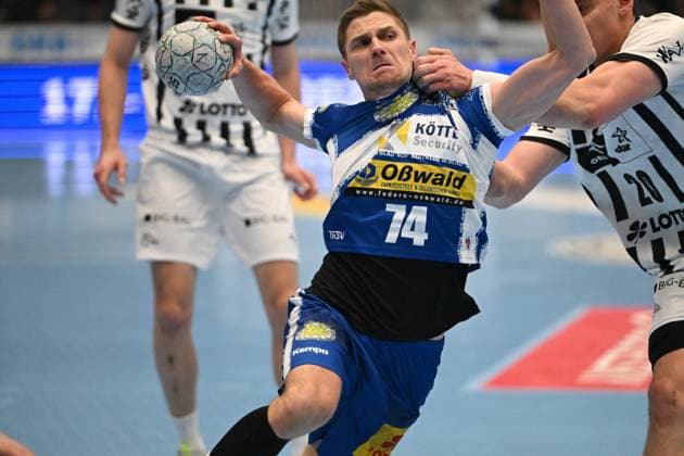 RECORD DATE NOT STATED Vincent Buchner (74; ThSV Eisenach) wirft aufs Tor, während er von einem Gegenspieler bedrängt wird Torwurf von Vincent Buchner (74; ThSV Eisenach) Copyright: xspeedshotIPTCxTESTx