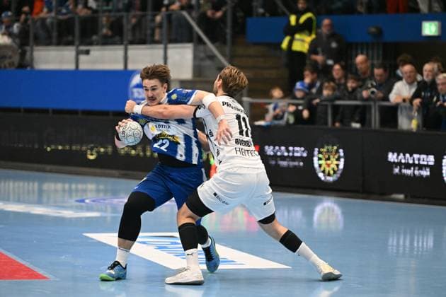 RECORD DATE NOT STATED Felix Aellen (22; ThSV Eisenach) kämpft um den Ball gegen einen Gegenspieler Zweikampf um den Ball mit Felix Aellen (22; ThSV Eisenach) Copyright: xspeedshotIPTCxTESTx