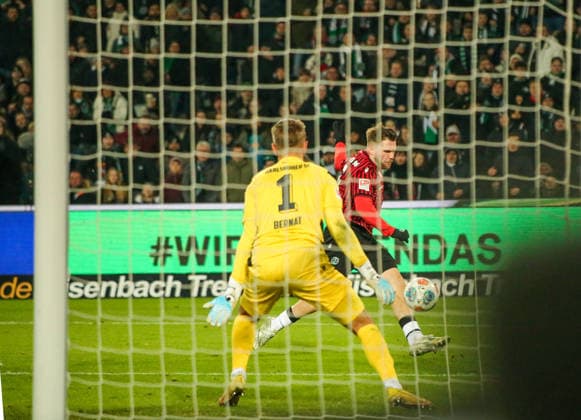 Deutschland: Fussball 2.Bundesliga 2025 26, 14. Spieltag - Hannover 96 vs Karlsruher SC - Heinz von Heiden Arena Stadion (Hannover): Benjamin Källman Benjamin Kallman (Hannover 96, 9) Zlatan BajramoviÄ‡ Zlatan Bajramovic (Karlsruher SC) Hannover