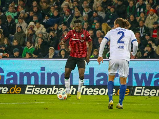 Deutschland: Fussball 2.Bundesliga 2025 26, 14. Spieltag - Hannover 96 vs Karlsruher SC - Heinz von Heiden Arena Stadion (Hannover): Mustapha Bundu (Hannover 96, 7) Hannover