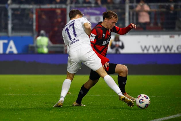 28.11.2025, xavx, Fussball 3.Liga, SV Wehen Wiesbaden - Erzgebirge Aue v.l. Pascal Fallmann (FC Erzgebirge Aue), Ryan Johansson (SV Wehen Wiesbaden) (DFL DFB REGULATIONS PROHIBIT ANY USE OF PHOTOGRAPHS as IMAGE SEQUENCES and or QUASI-VIDEO) Wiesbaden